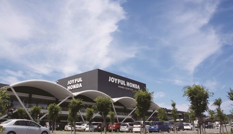 黒が特徴の巨大ホームセンター