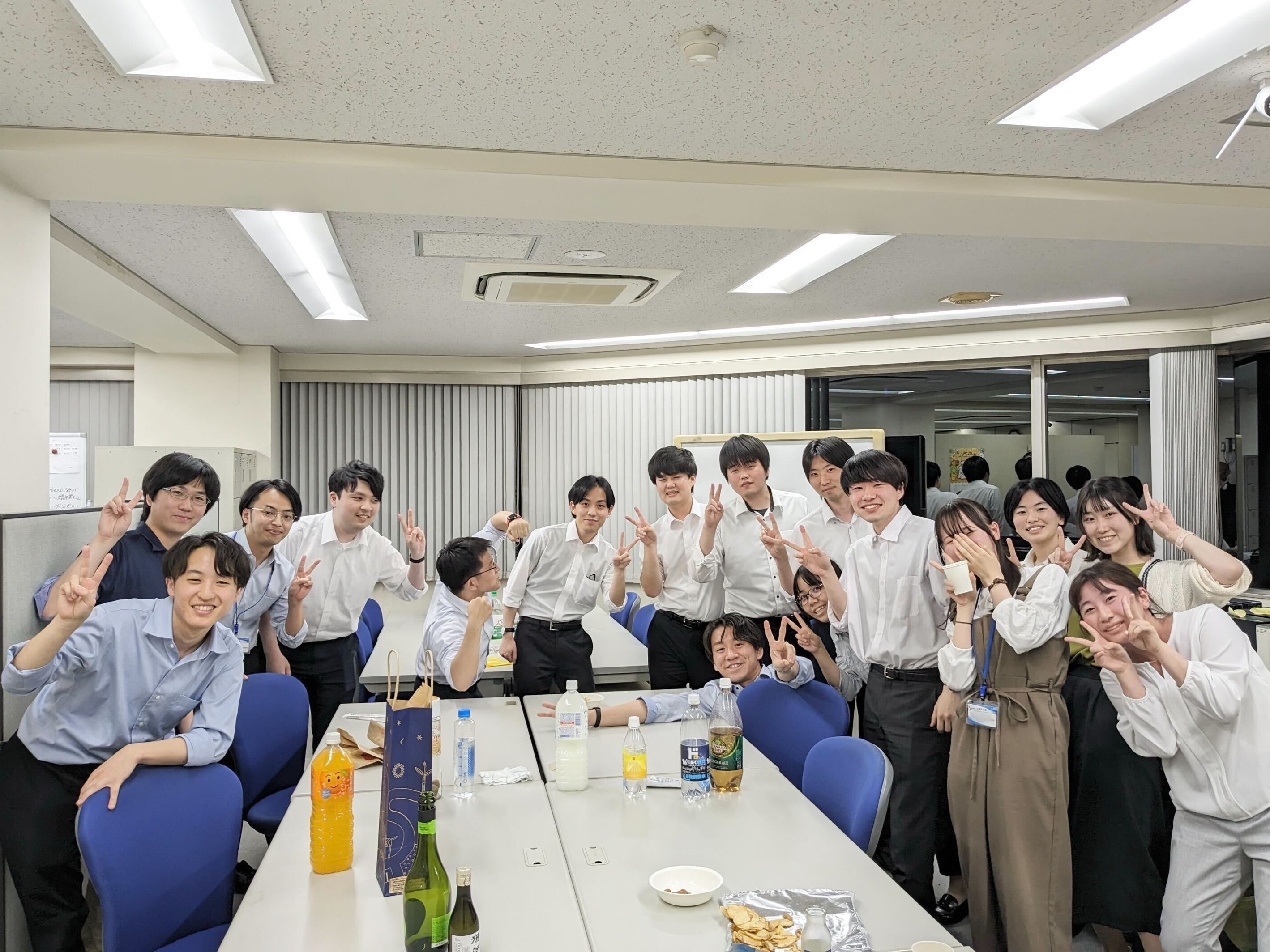 新人研修最終日の打ち上げの様子