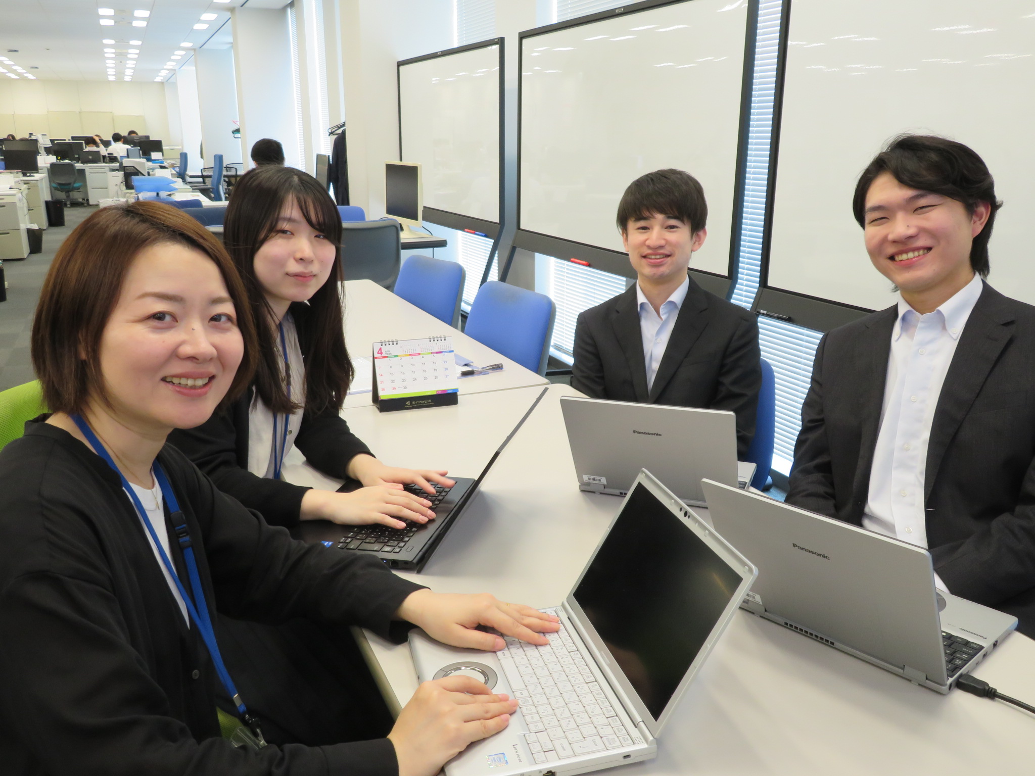 チームで仕事を進めていきます