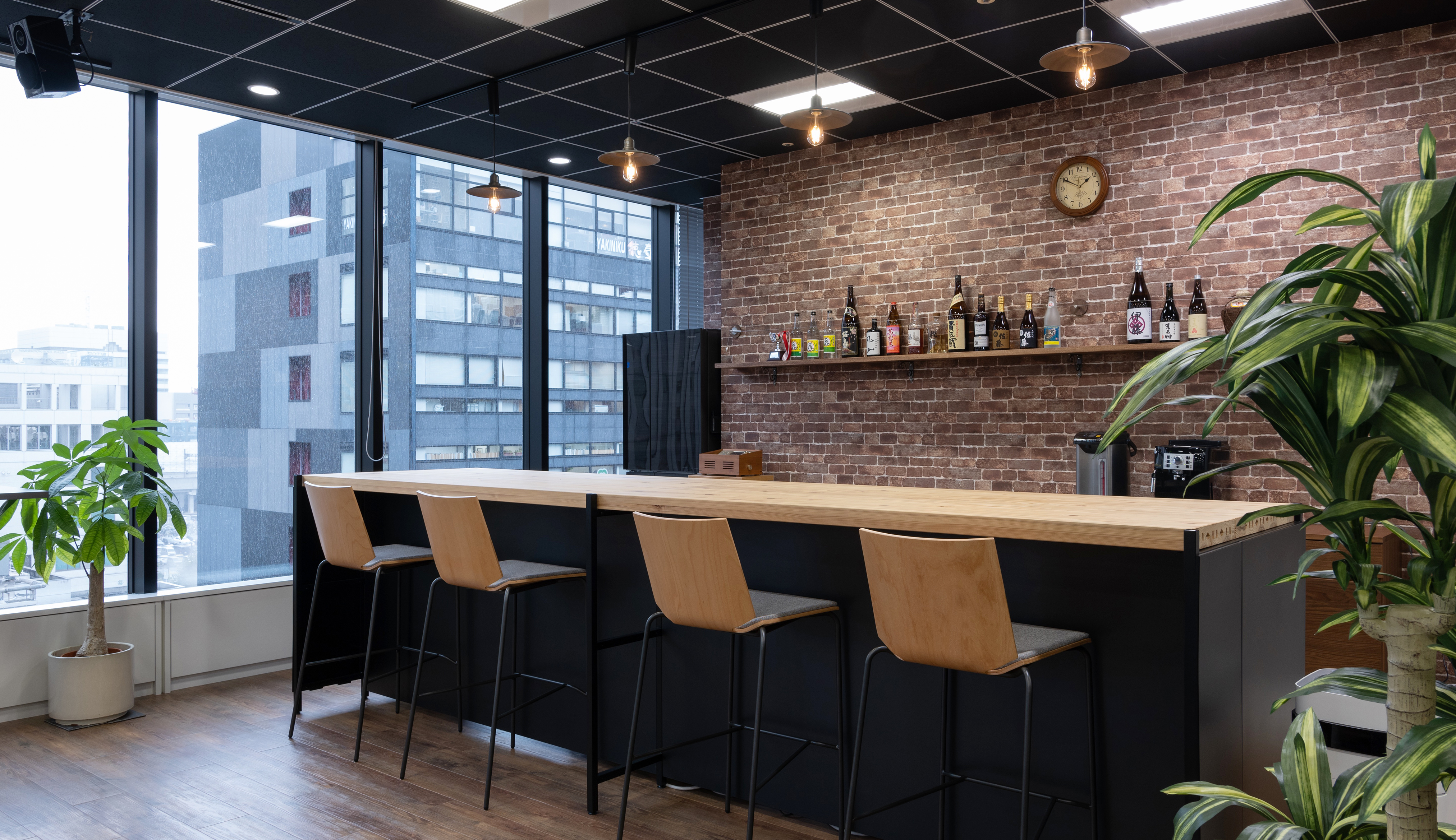 社員の会話が弾むカフェエリア