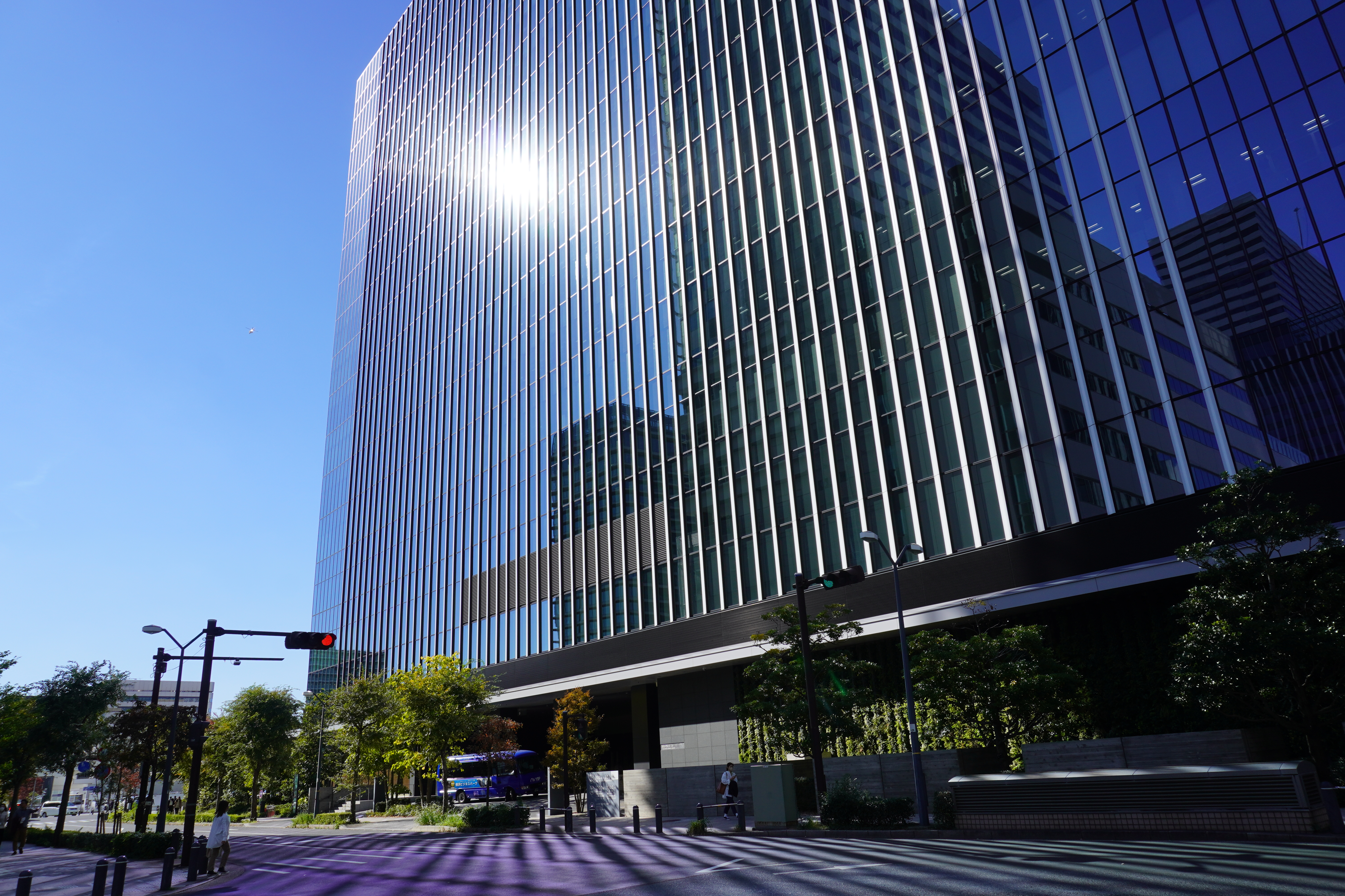 （本社ビル外観）